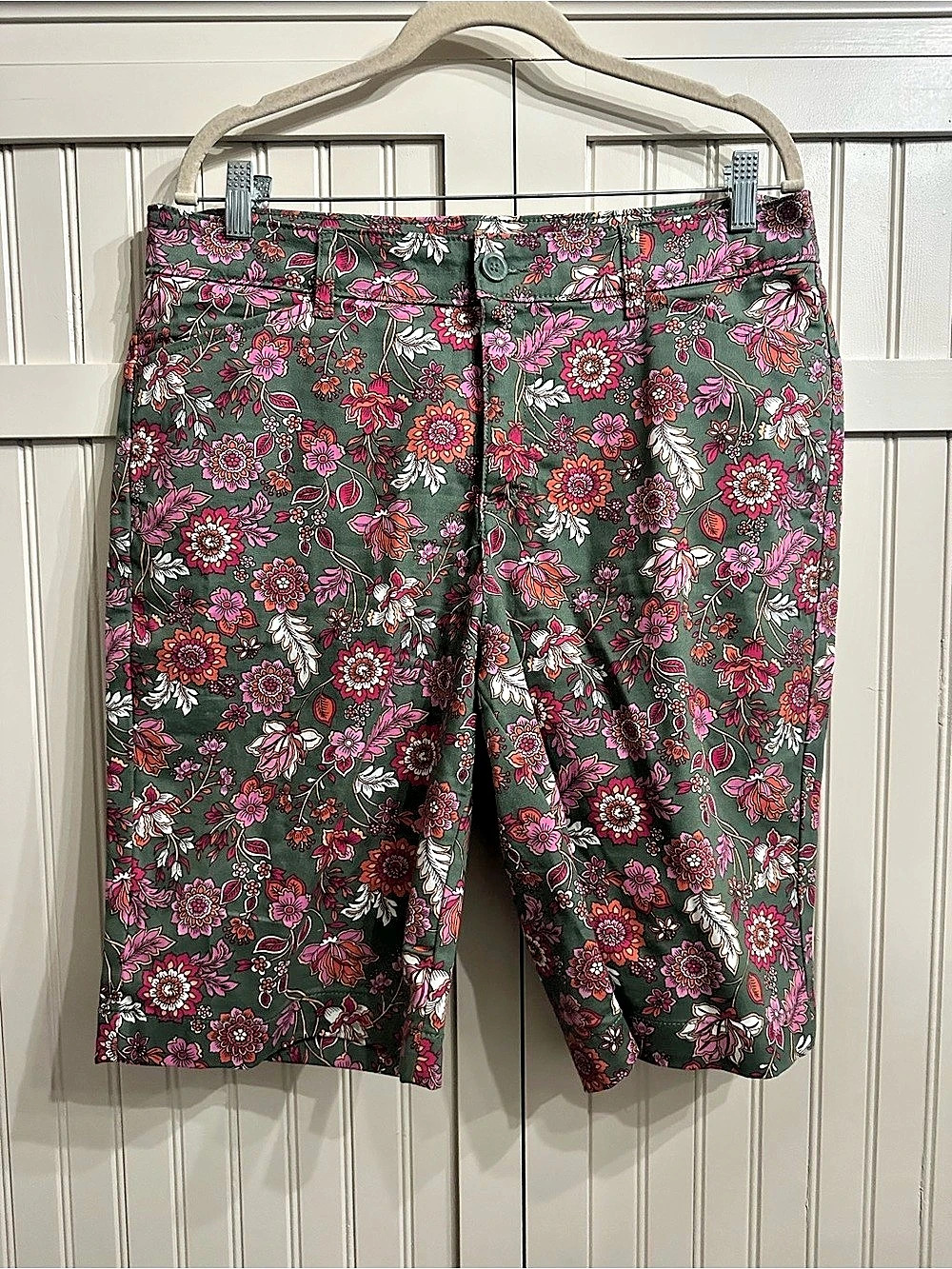 St. John’s Bay Floral Bermuda Shorts in Green & Pink Like New Waist 18 inches